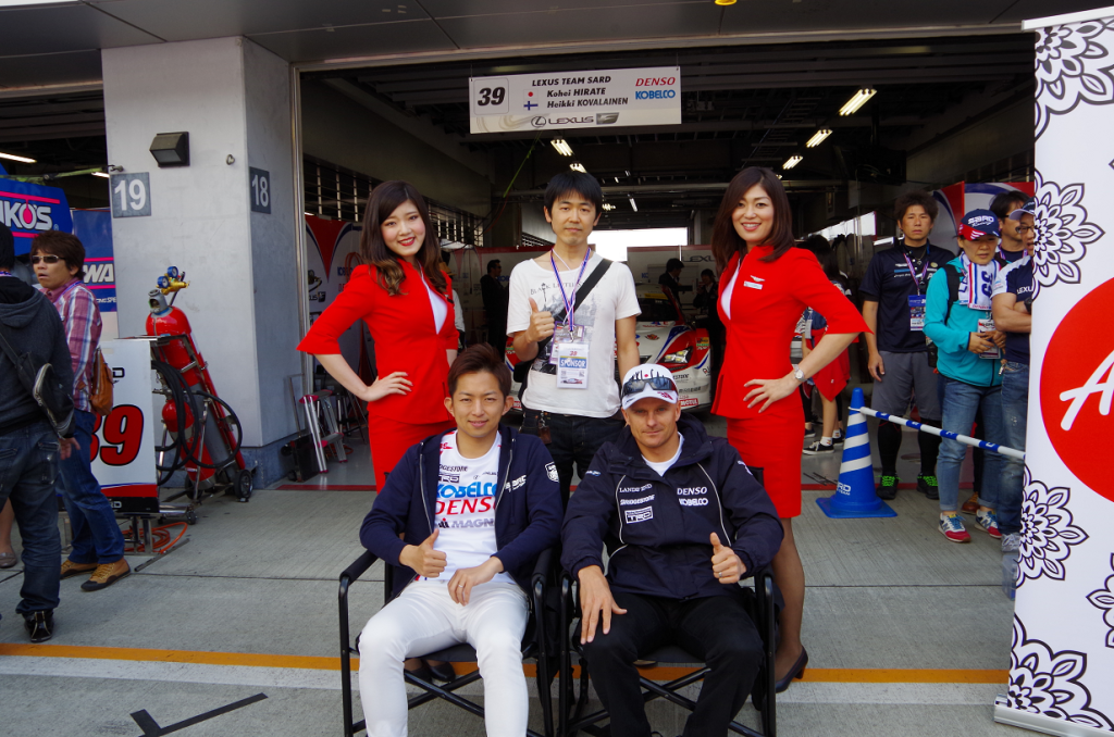 ドライバーとレースクイーンと一緒に