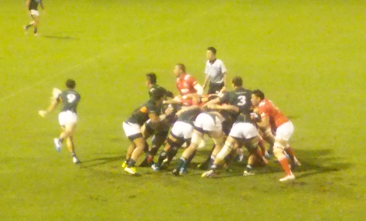 スクラムからボールが出た！