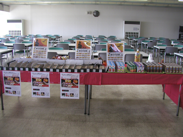 ハロウィンに合わせた貼り紙や小物で装飾