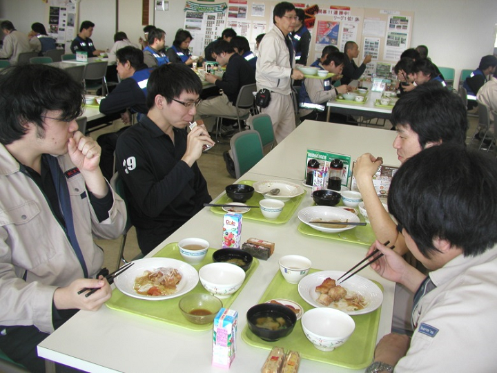 男性も女性も、食後のデザートと飲み物を堪能していただけました