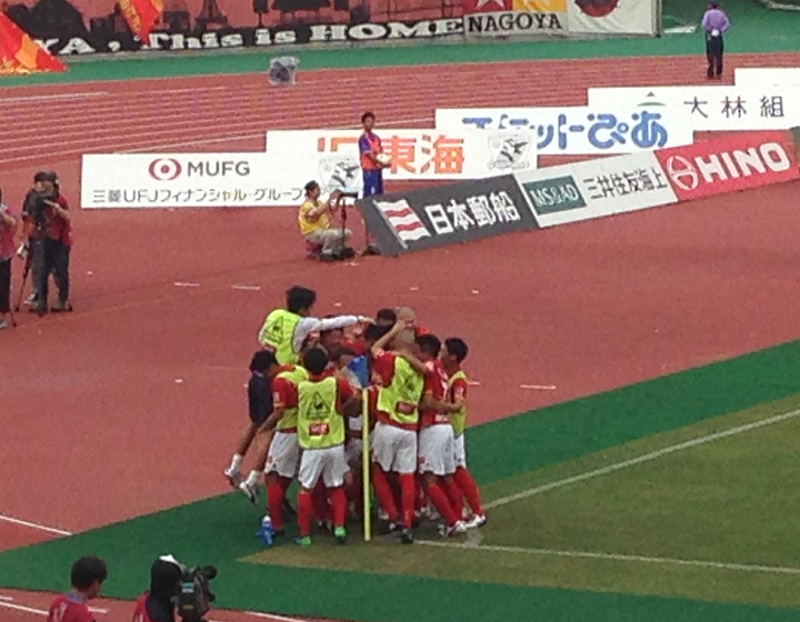 得点を決めて揉みくちゃになる永井選手