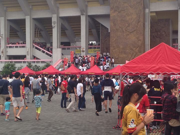 試合開始前の活気あるスタジアム