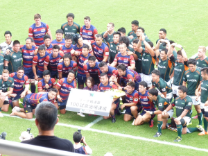 近鉄の選手の100試合出場を両チームで祝福！